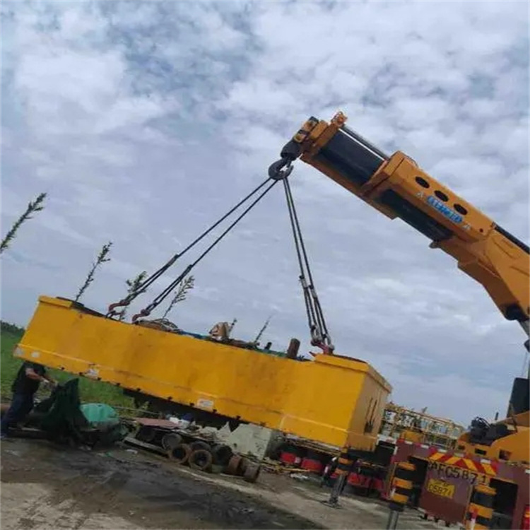 西塞山吊运集装箱的吊车